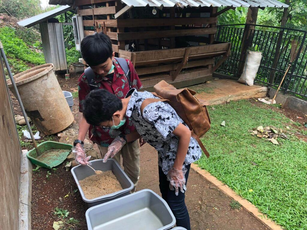 Belajar multisensori di sekolah alam cikeas
