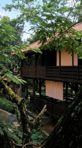 Saung sebagai kelas, tempat belajar siswa sekolah alam cikeas.